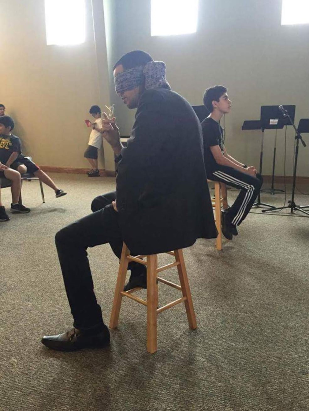 Blindfold simultaneous exhibition